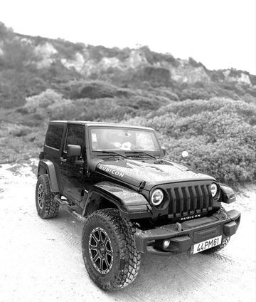 Segmento: Cabrio
Matrícula: 44-PM-61
Ano: 2015
Modelo: Wrangler
Mês de Registo: Junho
Cilindrada: 2.800
Combustível: Diesel
Potência: 200
Quilómetros: 179.000 km
Tipo de Caixa: Automática
Condição: Usado
Portas: 1-3
Lugares: 2
Origem: Nacional
Número do quadro (VIN): 1C4BJWA59EL227633
Jeep Wrangler 2.8 CRD Sport Automático | Edição Única
Comercial (Ligeiro de Mercadorias)

Uma viatura única no mercado nacional, com personalização exclusiva, inspirada na edição especial “10th Anniversary JK” .

Características principais:
• Ano: 2015
• Motor: 2.8 CRD Diesel
. 200 cv
• Transmissão: Automática
• Quilometragem: 178.500 km
• Homologação: Comercial (Ligeiro de Mercadorias)
• Cor: Preto

Extras e modificações no valor de mais de 20.000 €:
• Suspensão FOX
• Jantes especiais e pneus topo de gama
• Capota Bestop Premium em lona, de abertura fácil. ( capota rígida também incluída )
• Conversão estética completa estilo Rubicon JK 10th Anniversary:
• Capot rubicon
• Pára-choques dianteiro e traseiro rubicon
• Grelha frontal
• Luzes diurnas embutidas nas proteções de rodas
• Faróis LED completos: frente, traseira, piscas e luz de travão
• Ecrã multimédia tátil + câmara de marcha-atrás
• Capa da roda suplente original Jeep
• Vidros Escurecidos atrás

Destaques:
• Viatura única em Portugal nesta configuração.
• Look agressivo, preparado para lazer ou trabalho.
• Ideal para colecionadores, aventureiros ou uso profissional com estilo único .
• carro de uso diário nunca fez TT .
• Modelo que não desvaloriza facilmente pela sua exclusividade.
• Viatura de empresa vendida com fatura (IVA não dedutível)
• antes da venda vai ser efectuada a revisão a todos os elementos de desgaste ( filtros , pastilhas , óleo etc )

Preço de venda:
25.500€
Não aceito trocas