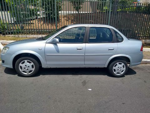 Carro impecável. 6944