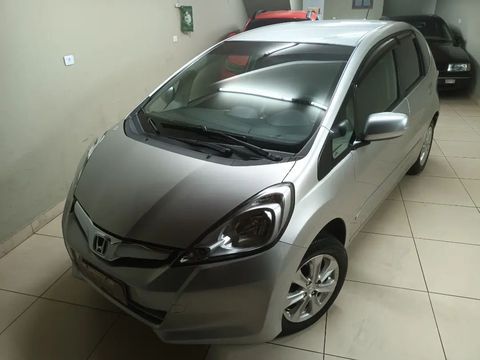 HONDA FIT LX 2013 - AUTOMÁTICO

▫APENAS 44MIL KM
▫04 PNEUS NOVOS 
▫DIREÇÃO ELÉTRICA 
▫BANCOS DE COURO 
▫MANUAL E CHAVE RESERVA