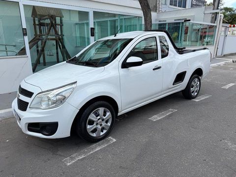 Vendo Montana LS 1.4 completa, foi de apenas 02 donos, carro sempre de uso particular, nunca foi de empresa, nada a fazer de mecânica, interna higienizada, acompanha manual do proprietário (com revisões na GM até os 94 mil km) e chave reserva inclusive da caçamba, em meu nome sem nenhum débito ou impedimento, opcionais disponíveis:
Ar condicionado
Direção hidráulica
Vidros elétricos
Trava elétrica
Alarme
Chave multifuncional
Acendimento automático dos faróis
Retrovisores elétricos
Air bags/ABS
Computador de bordo
Banco do motorista com ajuste de altura
som

OBS: Não envio fotos, vídeos, documentos ou placa do carro por meios eletrônicos, contato pelo chat e posteriormente whatsapp para combinar de ver o carro presencialmente na minha residência em Jardim Camburi ou local de trabalho na Ilha de Santa Maria.
