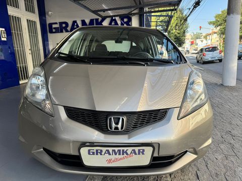 HONDA FIT LX 1.4 FLEX 2010

Características:
Motor: 1.4L Flex
Transmissão: Manual
Conforto: O Honda Fit LX é conhecido por seu bom espaço interno e porta-malas versátil, além de oferecer um bom nível de conforto para o uso diário.
Economia: O motor 1.4 Flex oferece um bom consumo de combustível, tanto em ciclo urbano quanto rodoviário.
Segurança: O Honda Fit 2010 oferece, airbags e outros itens de segurança
Manutenção: Peças e manutenção são relativamente acessíveis, e o carro é conhecido pela sua boa confiabilidade.
Espaço interno:
O Fit é elogiado pelo bom aproveitamento do espaço interno, tanto para passageiros quanto para carga.
Economia de combustível:
O motor 1.4 Flex oferece um bom consumo, o que ajuda a reduzir os custos de operação.
Confiabilidade:
A marca Honda é conhecida pela confiabilidade e durabilidade de seus veículos, e o Fit 2010 não é diferente.
Facilidade de revenda:
Carros usados da Honda, como o Fit, costumam ter boa procura no mercado de usados, o que facilita a revenda.
Confiança e procedência, é o que a GRAMKAR Multimarcas oferece aos seus clientes.
Veículos PERICIADOS e APROVADOS, todos os nossos veículos para venda, passam primeiramente por uma avaliação técnica e depois por perícia técnica com LAUDO, o que garante o veículo que ofertamos aos nossos Clientes.
Além de trabalharmos com os melhores veículos, pensando em nossos clientes trabalhamos com as melhores financeiras, e parcelamos no cartão de crédito em até 24x
Venha tomar um café conosco e visitar nosso showroom
Só aqui na GRAMKAR você vai encontrar os melhores carros as melhores ofertas.
COMPRE SEU VEICULO COM QUEM ENTENDE DO ASSUNTO SÃO 28 ANOS DE TRADIÇÃO E SEDE PRÓPRIA
SÃO MAIS DE 80 VEICULOS EM ESTOQUE
ESTAMOS LOCALIZADOS NA RUA JURUBATUBA CENTRO DE SÃO BERNARDO DO CAMPO SP
GRUPO GRAMKAR MULTIMARCAS A CERTEZA DO MELHOR NEGÓCIO!!!