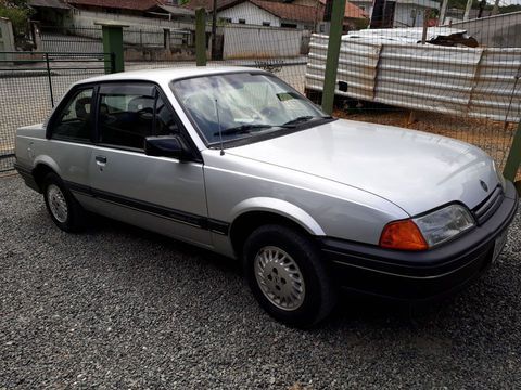 Vendo Monza SLE prata, com trio elétrico,  manual e chave reserva, segundo dono!