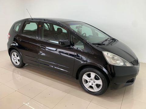 📌 Ar Condicionado
📌 Central Multimídia
📌 Lataria 100%
📌 Mecânica 100%
📌 Câmbio Automático
📌 Desembaçador Traseiro
📌 Limpador Traseiro
📌 Vidros Elétricos
📌 Travas Elétricas