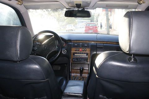 Carro para pessoas exigentes. Completo. Câmera de ré. Protetor solar traseiro com controle remoto. Encostos de cabeça rebatíveis. Teto solar. Pneus novos. Legalizado. Estuda-se troca.