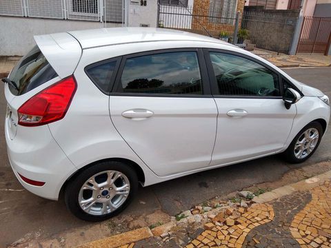New Fiesta 2015
1.6 SE completo
Única dona
Super conservado
Comando de voz e som no volante
Sistema Sync
Sistema de freio na subida
Regulagem de banco e volante
Direção elétrica
Vidro elétrico
Ar condicionado
Estofados sem avarias
Só venda