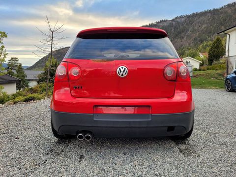 Estou vendendo meu carro Volkswagen Golf 2004, gostaria de lembrar que meu carro não apresenta problemas técnicos.