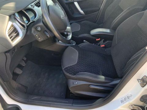 Belo carro econômico. Obtém 0,4 L por milha. Baixa quilometragem. Bem equipado. Grande pára-brisa com 103 pontos de vista que faz o carro parecer muito maior do que é.
Aprovado pela UE em 2022. Funciona bem. Eu mandava revisar todo ano, fazia e corrigia o que acontecia. De referir que se prevê que a correia dentada seja substituída no próximo ano e os sensores de estacionamento não funcionam, mas como o carro é tão pequeno, nunca os perdi. É fácil estacionar em qualquer lugar. A oficina queria NOK 2.500 para consertar o sensor. O serviço anterior foi em julho de 2020, então eu tinha um motor interno que irá reduzir o consumo de óleo e diesel. Todos os serviços estão carimbados no livreto de manutenção. Ainda existe um bom padrão nas rodas de verão e inverno.
Existem duas marcas na pintura do proprietário anterior nas quais existem fotos. Sem ele, apenas algumas gotas de feltro permanecem no console central.
O carro é muito divertido de dirigir e mesmo com apenas 68 cavalos de potência parece mais rápido. Um carro muito bom para você que precisa dele para ir de A a B. Pode acomodar 5 adultos, mas pode ser apertado em viagens longas. Recebe muitos elogios pelo carro.
