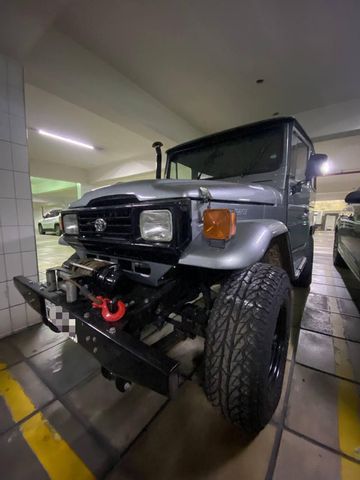 Toyota Bandeirante 1989 em excelente condição, muito bem preservada e com manutenção em dia. O veículo passou por revisão completa recentemente, garantindo desempenho confiável e funcionamento impecável.
Restaurado ano passado. 
Ar condicionado 
Motor OM-314
Câmbio 4 Marchas com redução
Direção Hidráulica 
Freio
Elétrica
*TODA NOVA*

Equipado com pneus novos, oferece segurança e estabilidade tanto para uso urbano quanto para viagens. A carroceria está em ótimo estado, sem sinais de mau uso, e o interior apresenta conservação superior ao comum para o ano.

A Bandeirante é reconhecida pela sua mecânica resistente, durabilidade e valor histórico — um modelo cada vez mais valorizado no mercado. Esta unidade está pronta para uso imediato, ideal para colecionadores ou admiradores da linha que buscam um exemplar bem cuidado.

Valor: R$ 100.000 – negociável dentro da realidade.
Documentação regularizada, sem pendências.

Toyota Bandeirante, Bandeirante 1989, Toyota 4x4, carro clássico, jipe Toyota, veículo diesel, carro raro, colecionador, Toyota antiga, motor Toyota, jipe antigo, carro robusto, Toyota conservada, Bandeirante revisada.