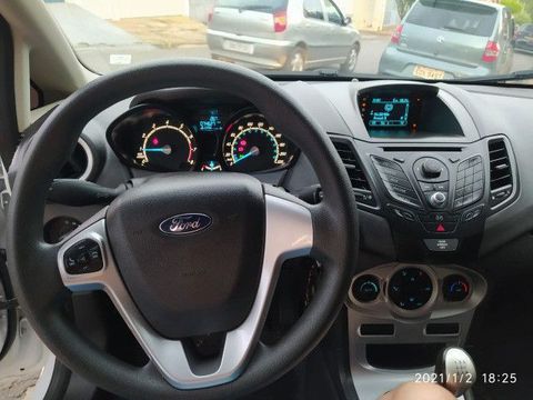 carro para pessoas exigentes 2014 completo computador de bordo, controle volante, conectado telefone , carro com 74 km original revisado carro de pessoa não fumante . quer um carro economico porem completo esse seden é top.