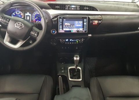 Toyota Hilux SRX 2.8 4x4 CD diesel 2016 Impecável novinha câmbio automático e bancos de couro, completa, Possui Direção hidráulica, Ar condicionado, Vidros elétricos, Travas elétricas, Som com multimídia, Alarme, pintura novinha, pneus novos, top de linha, baixa km! Repasso financiado, R$1566 mensal, pode pagar no nome ou transferir. Veículo revisado e com garantia!!.
