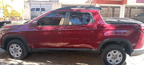 carro Canoas - RS fiat fiat toro freedom open edition plus 1.8 at6 4x2 (flex) mod2017 2017 flex pickup Fiat Toro Freedom Open Edition PLUS 1.8 AT6 4x2 (Flex) Mod2017

Igual a novo, o carro é da minha esposa, esta parado, só estou vendendo pois comprei a 2021.

Mecânica
Motorização	1.7
Combustível	Álcool	Gasolina
Potência (cv)	139	135
Torque (kgf.m)	19,3	18,8
Velocidade Máxima (km/h)	175	172
Tempo 0-100 (s)	12,2	N/D
Consumo cidade (km/l)	5,8	8,3
Consumo estrada (km/l)	7,4	10,5
Câmbio	automática com modo manual de 6 marchas
Tração	dianteira
Direção	elétrica
Suspensão dianteira	Suspensão tipo McPherson e dianteira com barra estabilizadora, roda tipo independente e molas helicoidal.
Suspensão traseira	Suspensão tipo multibraço e traseira com barra estabilizadora, roda tipo independente e molas helicoidal.
Freios	Dois freios à disco com dois discos ventilados.


ar-condicionado	
travas elétricas	
ar-quente	
piloto automático	
volante com regulagem de altura	
trio eletrico

Bancos
bancos de couro	
ajuste de altura

Janelas
vidros elétricos dianteiros	
desemb. traseiro	
teto solar	
vidros elétricos traseiros

entrada USB	
rádio FM/AM	
Kit Multimídia

Segurança
airbag motorista	
alarme	
freios ABS	
airbag passageiro	
airbag lateral	
controle de tração	
distribuição eletrônica de frenagem

Outros
computador de bordo	
sensor de farol	
farol de neblina
