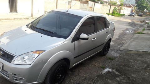 Vendo Ford Fiesta Sedan 1.6 
07/08 motor Zetec rocan prata conservado.