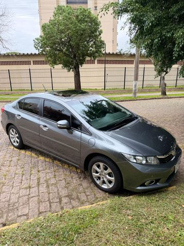 Honda Civic EXS 2012  A versão mais completa,  top de linha. Equipado com motor 1.8 Flex (140 cv) e câmbio automático de 5 marchas, teto solar, controle de estabilidade, bancos em couro e paddle shifts (cambio borboleta).
