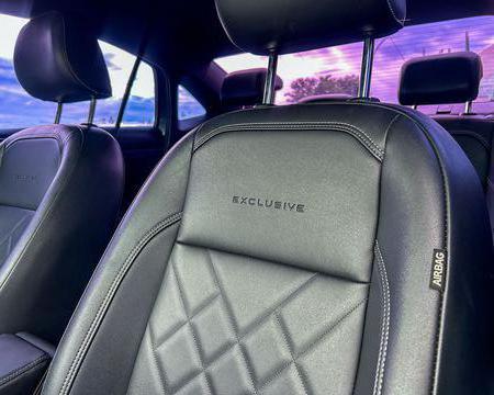 Virtus Exclusive top de linha de único dono. 

- Motor 1.4 Turbo (250 TSI) que une performance e economia. 
- Potência de sobra e câmbio automático de 6 marchas;
- Design Exclusive: Acabamento premium, rodas aro 18" exclusivas e detalhes escurecidos;
- Tecnologia: Painel digital (Active Info Display), multimídia VW Play e modos de condução;
- Segurança: ACC (Piloto automático adaptativo) e frenagem autônoma de emergência;
- Estado de novo: Único dono e com todas revisões na concessionária.

Venha aproveitar a OPORTUNIDADE de um TOPO DE LINHA em condições impecáveis, com preço REDUZIDO similar ao modelo intermediário.
