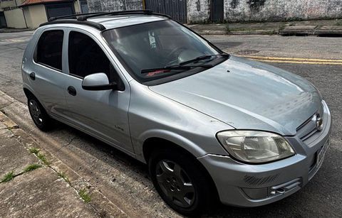 Vendo Celta Life 2007 Completo
Ar condiciona gelando recém feito manutenção.
Vidros elétricos
Trava elétrica
Direção Hidráulica
Manutenção mêcanica em dia (Oléo de motor, filtro, conjunto de freios completo novos, óleo de câmbio) com nota de serviços.
Pneus meia vida.