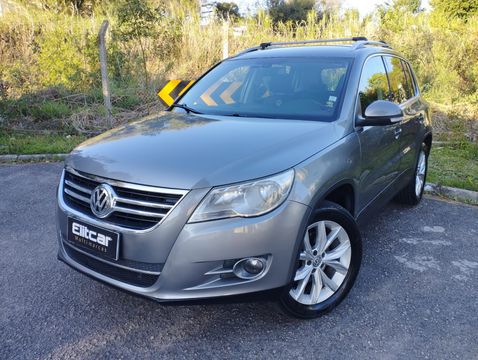 Se você busca um SUV com presença, desempenho e conforto premium, essa Tiguan é a escolha certa. Equipada com motor 2.0 TSI Turbo de 200cv, entrega força e suavidade na medida certa, com a confiabilidade da transmissão automática Tiptronic.

Destaques que fazem a diferença:
️Bancos em couro
️Multimídia Original VW
️Volante multifuncional
️Controle de tração
️Sensor de estacionamento
️Rodas de liga leve
️ABS e Airbags
️Vidros e travas elétricas
️Ar-condicionado
️Direção hidráulica

 Revisada
 Laudo aprovado
 Manual do proprietário
 Chave cópia
 Pneus em ótimo estado

Um SUV completo, confortável e com excelente custo-benefício para quem quer subir de nível.

 Gostou? Agende sua visita!

 Financiamento em até 60x
 Parcelamento no cartão em até 21x
 Aceitamos seu usado na troca (mediante avaliação)

Rua Professor Ulisses Vieira, 1583 - Santa Quitéria - Curitiba/PR