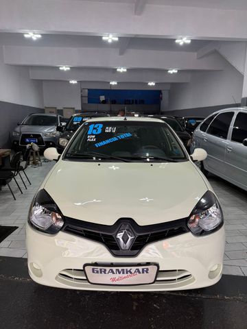 Renault Clio Hatch Authentique 1.0 – com apenas 59.000 de km 2013

🔹 Econômico, compacto e ideal para o dia a dia na cidade.
🔹 Versão Authentique 1.0, reconhecida pelo baixo consumo de combustível e manutenção acessível.
🔹 Carro espaçoso para a categoria, com bom porta-malas e ótimo custo-benefício.
🔹Básico
🔹som
🔹A manutenção do Clio geralmente é considerada simples e acessível, com peças de reposição fáceis de encontrar.
🔹GRAMKAR MULTIMARCAS oferecendo o melhor para você na compra do seu seminovo
🔹Trabalhamos com financiamento em vários bancos buscando as melhores taxas e prazos para nossos clientes, e também aceitamos seu veículo na troca mediante avaliação.
🔹Seminovos com garantia de 03 meses, procedência, laudo de vistoria, revisados e com as melhores taxas.
🔹Venha tomar um café conosco, fazer um test. drive e escolher seu próximo carro.
🔹VEÍCULO PERICIADO E DE PROCEDÊNCIA.
🔹FINANCIAMOS SEM ENTRADA EM ATÉ 60 X FIXAS (SUJEITO À ANÁLISE DE CRÉDITO).
🔹ENTRADA EM ATÉ 24 X NO CARTÃO DE CRÉDITO (CONSULTE CONDIÇÕES).
🔹FINANCIAMENTOS PARA AUTÔNOMOS E SEM CNH .
🔹TRABALHAMOS COM AS MELHORES FINANCEIRAS DO MERCADO.
🔹APROVAÇÃO DO SEU CRÉDITO POR TELEFONE (CRÉDITO SUJEITO À ANÁLISE).
🔹ACEITAMOS CONSÓRCIO CONTEMPLADO OU QUITADO (SALVO ALGUMAS INSTITUIÇÕES).
🔹NOSSA EQUIPE ESTA PREPARADA PARA MELHOR ATENDE-LO**
🔹ENTRE EM CONTATO CONOSCO.**
🔹COMPRE SEU VEICULO COM QUEM ENTENDE DO ASSUNTO SÃO 28 ANOS DE TRADIÇÃO E SEDE PRÓPRIA
🔹SÃO MAIS DE 80 VEICULOS EM ESTOQUE
🔹GRUPO GRAMKAR MULTIMARCAS A CERTEZA DO MELHOR NEGÓCIO!!!
🔹NOS RESERVAMOS NO DIREITO DE CORRIGIR QUALQUER TIPO DE ERROS DE DIGITAÇÃO