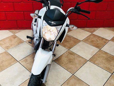 moto em dia unico dono revisada vistoriada com capacete original de fabrica conservada  5 marcha  refrigeracao estilo street  ar  160 cilindrada partida eletrica freios dianteiro e traseiro  disco tambor  injecao eletronica