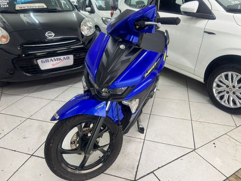 A Yamaha Neo 125 2021 é uma scooter automática com motor de 125cc, refrigeração a ar e câmbio CVT. O modelo 2021 oferece um bom desempenho para o uso urbano, com destaque para a economia de combustível e facilidade de pilotagem.
Ficha técnica da Yamaha Neo 125 2021:
Motor: 125cc, SOHC, 2 válvulas, 4 tempos, refrigeração a ar.
Potência: 9,8 cv a 8.000 rpm.
Torque: 1,0 kgf.m a 5.500 rpm.
Câmbio: Automático CVT.
Alimentação: Injeção eletrônica.
Tanque: 4,2 litros.
Peso: 97 kg (abastecida).
Freio dianteiro: Disco.
Freio traseiro: Tambor.
Rodas: 14 polegadas.
Suspensão dianteira: Garfo telescópico.
Suspensão traseira: Monochoque.
Itens de série: Farol de LED, lanterna traseira de LED, porta objetos no painel frontal, painel com velocímetro e marcador de combustível, cavalete central e sistema de freios UBS.
Outras características:
A Neo 125 2021 é elogiada pela sua economia de combustível, podendo chegar a 40 km/litro.
O modelo é conhecido pela sua agilidade e facilidade de pilotagem, ideal para o uso urbano.
Alguns usuários relatam que a suspensão pode ser um pouco dura, causando desconforto em pisos irregulares.
A Neo 125 2021 tem um compartimento sob o banco com capacidade para 14 litros.
O modelo não é flex e utiliza apenas gasolina.
*FINANCIAMENTOS PARA AUTÔNOMOS E SEM CNH .
*TRABALHAMOS COM AS MELHORES FINANCEIRAS DO MERCADO.
*APROVAÇÃO DO SEU CRÉDITO POR TELEFONE (CRÉDITO SUJEITO À ANÁLISE).
*EXCELENTE APROVAÇÃO COM SCORE BAIXO.
*ACEITAMOS CONSÓRCIO CONTEMPLADO OU QUITADO (SALVO ALGUMAS INSTITUIÇÕES).
**NOSSA EQUIPE ESTA PREPARADA PARA MELHOR ATENDE-LO**
**ENTRE EM CONTATO CONOSCO.**
COMPRE SEU VEICULO COM QUEM ENTENDE DO ASSUNTO SÃO 28 ANOS DE TRADIÇÃO E SEDE PRÓPRIA
SÃO MAIS DE 80 VEICULOS EM ESTOQUE
GRUPO GRAMKAR MULTIMARCAS A CERTEZA DO MELHOR NEGÓCIO!!!
NOS RESERVAMOS NO DIREITO DE CORRIGIR QUALQUER TIPO DE ERROS DE DIGITAÇÃO