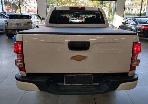 Bem novinha e conservada na cor branca essa S10 Ls 2.8 4x4 Cabine dupla a diesel, com revisões em dia, Pneus novos, completa, Alarme , vidros elétricos, direção hidráulica, chave reserva, possui capota, insufilme, está perfeita!Possui parcelas fixas de R$988,22, negocio para o comprador assumi-las ou transferir ou pagar a vista, aceito propostas!!