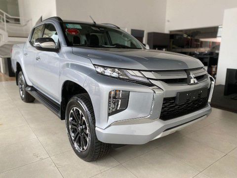 mitsubishi l200 triton sport hpe 24 16v turbo diesel cd 4p 4x4 0km carro macae rj l200 triton sport hpe 24 16v turbo diesel cd 4p 4x4 anomodelo 20222023 cor prata cambio automatico combustivel diesel fazemos financiamentos e pegamos seu seminivo na troca trabalhamos somente com veiculos integros revisados e vistoriados consulto de vendas thiago cardoso whatsapp 22 99937 4065 link whatsapp httpwalinkc77ffj conforto e conveniencia ajuste do volante em altura ajuste do volante em profundidade ajuste eletrico dos retrovisores alcas de seguranca no teto apoio de braco para o motorista ar quente ar condicionado ar condicionado automatico banco do motorista com ajuste de altura banco do motorista com ajuste eletrico banco traseiro rebativel bancos revestidos em couro cambio automatico comando interno da tampa do tanque controle automatico de velocidade controle eletrico dos vidros dianteiros controle eletrico dos vidros traseiros direcao assistida farois com acendimento automatico limpador de para brisa automatico luz no porta luvas retrovisores rebativeis eletricamente rodas de liga leve troca de marchas no volante zonas de ar condicionado 2 infotenimento e eletronica embarcada computador de bordo conexao bluetooth conexao hdmi conexao usb conta giros espelhamento da tela do celular indicador de temperatura externa radio termometro da agua do motor volante multifuncional seguranca ativa e passiva airbags de cortina airbags frontais airbags laterais assistente de partida em rampa camera traseira para manobras cintos de 3 pontos para todos ocupantes controle automatico de descida controle de estabilidade controle de tracao desembacador do vidro traseiro diferencial central encosto de cabeca para todos ocupantes farois com refletores duplos farois de neblina freios abs isofix para fixacao de cadeira infantil repetidores laterais das luzes de direcao sensores de estacionamento traseiro tracao integral travamento central das portas mitsubishi l200 triton 2020 diesel pickup carro macae rj mitsubishi l200 triton 2020 diesel automatico pickup prata 4 portas alarme ar condicionado banco com regulagem de altura computador de bordo controle de tracao encosto de cabeca traseiro controle automatico de velocidade retrovisores eletricos rodas de liga leve sensor de chuva sensor de estacionamento volante com regulagem de altura bancos em couro tracao 4x4 gps airbag freio abs ar quente desembacador traseiro travas eletricas vidros eletricos direcao hidraulica turbo radio farol de neblina