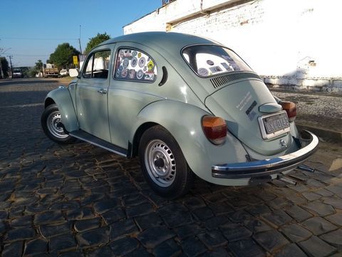 Fusca com 115 mil Km originais.
Possui manual (o que venho com o carro), e as chaves originais.
Não há podres, há poucos pontos com ferrugem superficial que considero normal.
O painel já é o quadrado em função do modelo.
Estofamento possui uma única pequena avaria em local não visível no banco do motorista lado esquerdo, e o teto com algumas manchas do tempo, veja as fotos.
Assoalho com feltro e antirruído de fábrica.
Elétrica original.
Documentação em ordem e possibilita transferência imediata.
Tem o tampão do chiqueirinho e tampas do banco.
Todos os vidros são originais e possuem a logo.
O rádio é de época e funciona perfeitamente.

Importante: o carro esta em Palmeira PR
Maiores detalhes, use este whatsapp 41 99720-0627 (Abel)

Importante também: como todo carro antigo, ele não é perfeito se você busca carro em estado de zero, mas para quem tiver o interesse de vê-lo poderá ter a oportunidade de fazer um bom negócio