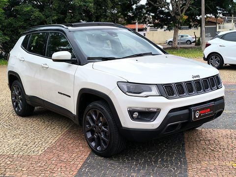 Aquela SUV de respeito, charmoso, seguro. muito tecnológico, um carro muito confortável, ótimos acabamentos internos e o motor excelente, que responde muito bem quando precisa de velocidade, uma delícia de dirigir, carroceria alta, enfrenta bem piso irregular, a tração 4x4 nota 10, funciona muito bem em qualquer terreno.
Excelente dirigibilidade e um pacote tecnológico atualizado e de fácil configuração e uso consumo de combustível.
IPVA 2025 Quitado | Pneus novos | Todas revisões na CSS.