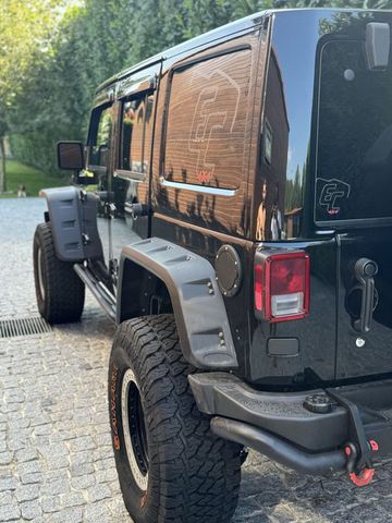 Segmento: SUV/TT
Ano: 2018
Modelo: Wrangler
Mês de Registo: Janeiro
Cilindrada: 3.600
Combustível: Gasolina
Potência: 300
Quilómetros: 40.000 km
Tipo de Caixa: Automática
Portas: 4-5
Origem: Importado

Carro com tudo amolgado ,carregado de material posso poder ver nas fotos ,3.600 v6 40000km ano 2018 ,está como novo