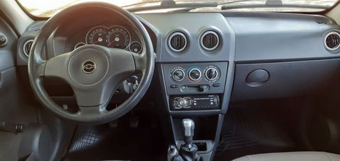 Prisma Maxx 1.0 2009 econômico, super conservado na parte interna e externa, pneus novos, mecânica ok, alarme, som, trava elétrica, 138.000km rodados, preto, é pegar e andar.