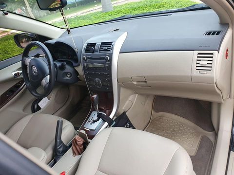 Vendo Corolla Altis, automatico, modelo 2012, único dono, alarme anti-furto, banco em couro original, nunca foi batido, 74.500km rodados, revisões feitas.