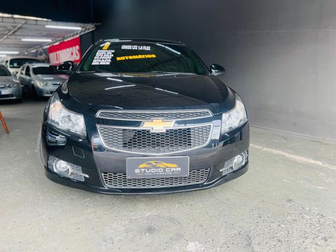 O Chevrolet Cruze LTZ vem equipado com um motor 1.8 de 144cv com 18,9kgfm de torque e um câmbio automático trazendo economia, potência e conforto para você e sua família. Possui direção hidráulica, ar-condicionado digital, bancos em couro, vidros elétricos, travas elétricas, retrovisores elétricos, rádio com conexão USB, rodas de liga leve aro 17 e um porta-malas de 450L de capacidade.  Vai financiar? Temos 14 bancos em parceria, faça sua simulação online! Não perca o bônus na troca do seu usado ou seminovo (pré-avaliação online). studiocar multimarcas certeza do melhor negócio!!! | 10 anos no mercado realizando sonhos ,Laudo Cautelar 100% aprovado. Vamos negociar!!! fale agora com um de nossos consultores Rodrigo/Ivair nos reservamos no direito de corrigir qualquer tipo de erro de digitação 