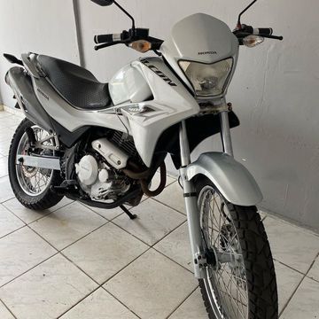 ✅ANO:2013 
✅COR:PRATA  
✅ESTILO:MOTOCICLETA 
✅CILINDRADA:400
✅QUILOMETRAGEM:53.000
✅CAMBIO: MANUAL 
✅ALIMENTAÇÃO:CARBURADOR 
✅COMBUSTIVEL: GASOLINA 