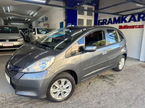 Características:
Motor: 1.4L Flex
Transmissão: Manual
Conforto: O Honda Fit LX é conhecido por seu bom espaço interno e porta-malas versátil, além de oferecer um bom nível de conforto para o uso diário.
Economia: O motor 1.4 Flex oferece um bom consumo de combustível, tanto em ciclo urbano quanto rodoviário.
Segurança: O Honda Fit 2013 oferece freios ABS, airbags e outros itens de segurança
Manutenção: Peças e manutenção são relativamente acessíveis, e o carro é conhecido pela sua boa confiabilidade.
Espaço interno:
O Fit é elogiado pelo bom aproveitamento do espaço interno, tanto para passageiros quanto para carga.
Economia de combustível:
O motor 1.4 Flex oferece um bom consumo, o que ajuda a reduzir os custos de operação.
Confiabilidade:
A marca Honda é conhecida pela confiabilidade e durabilidade de seus veículos, e o Fit 2013 não é diferente.
Facilidade de revenda:
Carros usados da Honda, como o Fit, costumam ter boa procura no mercado de usados, o que facilita a revenda.
Confiança e procedência, é o que a Gramkar Multimarcas oferece aos seus clientes.
Veículos PERICIADOS e APROVADOS, todos os nossos veículos para venda, passam primeiramente por uma avaliação técnica e depois por perícia técnica com LAUDO, o que garante o veículo que ofertamos aos nossos Clientes.
Além de trabalharmos com os melhores veículos, pensando em nossos clientes trabalhamos com as melhores financeiras, e parcelamos no cartão de crédito em até 24x
Venha tomar um café conosco e visitar nosso showroom
Só aqui na Gramkar você vai encontrar os melhores carros as melhores ofertas.
COMPRE SEU VEICULO COM QUEM ENTENDE DO ASSUNTO SÃO 28 ANOS DE TRADIÇÃO E SEDE PRÓPRIA
SÃO MAIS DE 80 VEICULOS EM ESTOQUE
ESTAMOS LOCALIZADOS NA RUA JURUBATUBA 1347 CENTRO DE SÃO BERNARDO DO CAMPO SP
GRUPO GRAMKAR MULTIMARCAS A CERTEZA DO MELHOR NEGÓCIO!!!