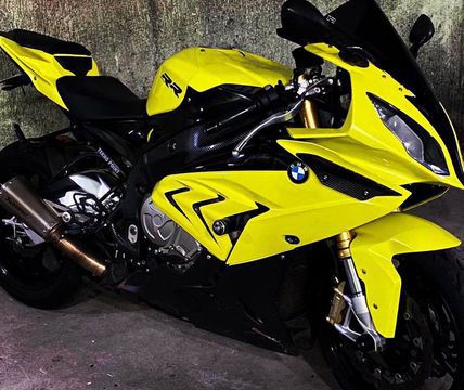 bmw s1000rr moto brasilia df bmw s1000rr ano 2015 km 34000 fabricante bmw modelo s1000rr versao superbike tracao traseira cor vermelho porem foi personalizada motor 4 tempos freios abs revisoes rigorosamente em dia combustivel gasolina potencia maxima 204cv na roda remap detech performes injecao eletronica escape ponteira akrapovic quickshifter up and down suspensao ativa freio abs eliminador de rabeta bolha fume puig pneus michelin power 5 meia vida nao tem passagem por leilao moto nunca caiu ipva 2022 pago licenciamento 2022 pago moto para pessoas exigentes localizacao rj fipe r 7339300 media webmotors r 7427000 r 7000000 _ck imports car premium_ 61 99833 4595 whatsapp httpsckimportscarpremiumcom instagramcomckimports bmw s1000rr 2015 gasolina sport moto brasilia df bmw s1000rr 2015 gasolina manual sport 34000 amarelo