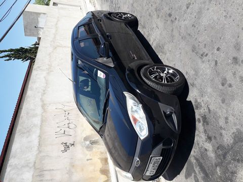 Carro muito conservado com roda aro 15..4 pneu novos na cor preta..
