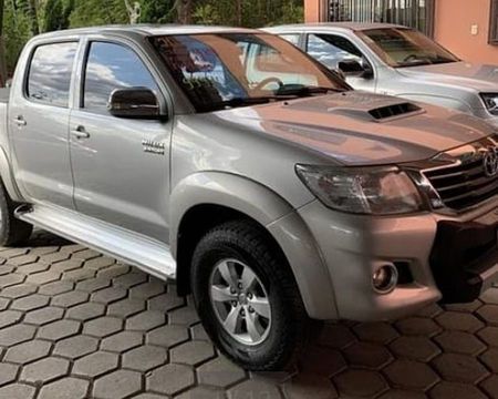 Toyota Hilux srv 2015 4x4 
Câmbio automático 
Completo, banco de couro, estribo, comando de som no volante, capota.
Pneus novos, revisada e muito conservada 

Estudo proposta de troca, para troca tabela 