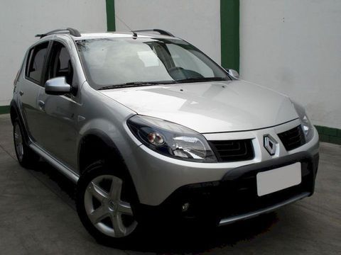 RENAULT SANDERO STEPWAY 1.6, ANO 2009, ÚNICO DONO ! !
Motor: 1.6 16v - Hi-Flex - 107 Cv.
Único dono, veículo com procedência, retirado 0km
Versão STEPWAY 
Suspensão elevada, rodas de liga-leve aro 16 com Pneus Continental, estribos laterais, faróis com máscara negra, molduras nos pára-lamas na cor preta, barras longitudinais no teto, puxadores de porta, molduras das saídas do ar condicionado e console central pintados na cor prata ! ! 
Equipado com: Ar condicionado, direção hidráulica, vidros elétricos nas 4 portas, travas e retrovisores elétricos, cd player original com Mp3, alarme com telecomando na chave.
Estado de 0km ! !