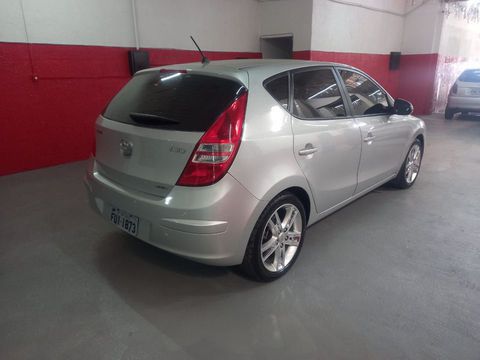 carro muito novo, com baixíssima km tenho todos documentos desde zero, nota fiscal do veiculo, nota fiscal da blindagem, manual e chave reserva, carro sem detalhes, praticamente zero, revisão feita na Hyundai onde trocou correá dentada e outras peças por tempo e não pela km, tenho a nota fiscal de tudo, veiculo blindado pela Master Blindagens, estudo troca, financio, ou parcelo no cartão de credito em até 12x

telefone da loja 27684578 ou no Whats 11 993537957