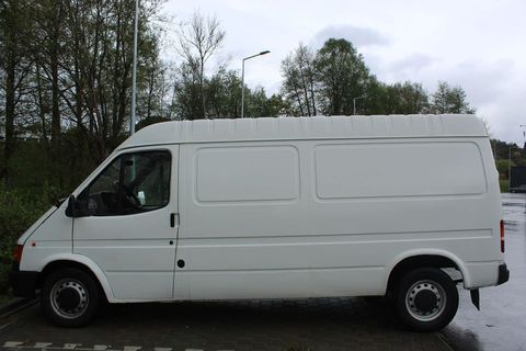 Vendo ford transit 190L Van (TSE-2)  a gasóleo de 3 lugares. Está registado como mercadorias, uma vez que é não há móveis que não se possam tirar, é só tirar os parafusos.
Levou motor novo (usado) ainda com garantia até 27 Julho deste ano. 
Tem alguns pontos de ferrugem como mostra nas fotos e tem um furo lento num pneu, que poderá ir só enchendo de vez em quando se não o quiser trocar. Precisa de umas escovas novas.
Inspecção até 27 de Novembro, selo pago e seguro em dia.
Autorádio USB,
Bola de reboque.
Isolamento térmico.
Oferta de utensílios de cozinha, mesa de pic-nic, mini churrasqueira e guarda-sol
Tem uma luz de presença atrás que funciona a pilhas.
Tem uma segunda cama de solteiro que abre na gaveta de baixo, mais duas gavetas de arrumações.